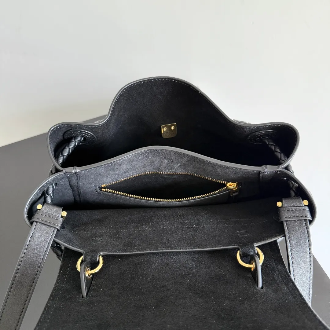 Batch 2060 BottegaVeneta Latest Ciao Ciao Bag Silky cowhide two-way flap handbag with signature twist detail, hidden hook closure, flap can be fastened to the front or attached to the INTRECCIATO woven internal pocket, comes with an adjustable and removable crossbody strap, internal compartment, and also features a zippered pocket. The surprise flap has various shapes. Style 1 - Cover the bag surface, exposing the knot and knot decoration. Style 2 - Place the flap inside the bag. A buckle is also designed. Style 3 - The U-shaped position of the top handle in the hand bag. Style No.: 835835 Size: 26*19*10.5cm